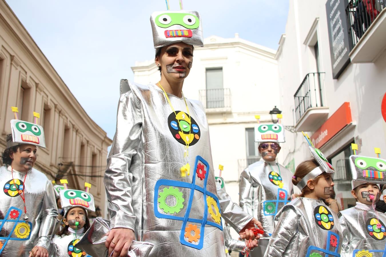 Disfrazados de payasos, exploradores, robot, personajes de Disney, diablos, animales, pintores, entre otros, centenares de niños y niñas han recorrido las calles de Jerez llenando de color y alegría todo a su alrededor, y dando comienzo, así, al Carnaval jerezano 2019.