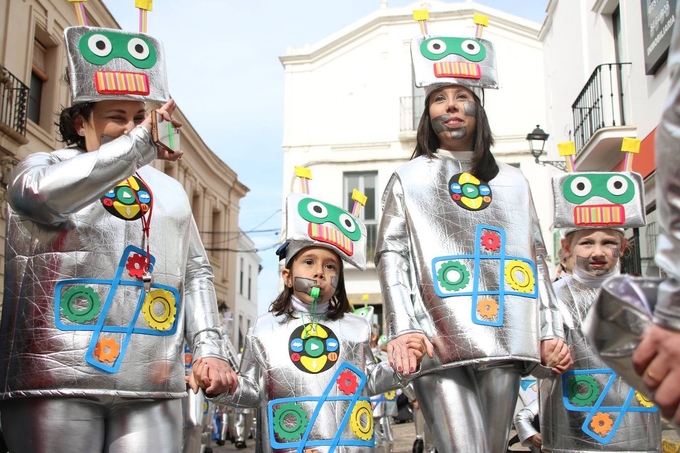 Disfrazados de payasos, exploradores, robot, personajes de Disney, diablos, animales, pintores, entre otros, centenares de niños y niñas han recorrido las calles de Jerez llenando de color y alegría todo a su alrededor, y dando comienzo, así, al Carnaval jerezano 2019.