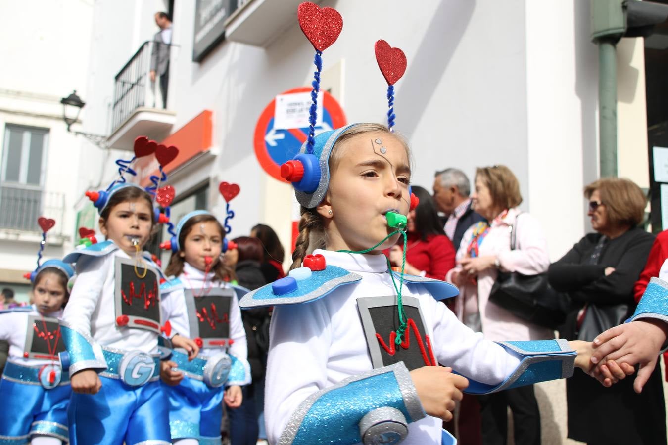 Disfrazados de payasos, exploradores, robot, personajes de Disney, diablos, animales, pintores, entre otros, centenares de niños y niñas han recorrido las calles de Jerez llenando de color y alegría todo a su alrededor, y dando comienzo, así, al Carnaval jerezano 2019.