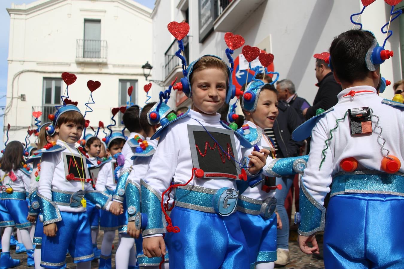 Disfrazados de payasos, exploradores, robot, personajes de Disney, diablos, animales, pintores, entre otros, centenares de niños y niñas han recorrido las calles de Jerez llenando de color y alegría todo a su alrededor, y dando comienzo, así, al Carnaval jerezano 2019.