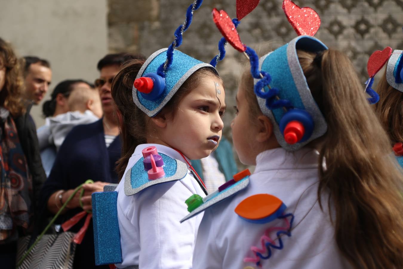Disfrazados de payasos, exploradores, robot, personajes de Disney, diablos, animales, pintores, entre otros, centenares de niños y niñas han recorrido las calles de Jerez llenando de color y alegría todo a su alrededor, y dando comienzo, así, al Carnaval jerezano 2019.