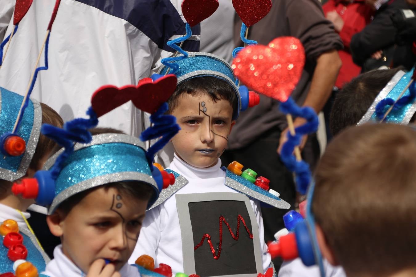 Disfrazados de payasos, exploradores, robot, personajes de Disney, diablos, animales, pintores, entre otros, centenares de niños y niñas han recorrido las calles de Jerez llenando de color y alegría todo a su alrededor, y dando comienzo, así, al Carnaval jerezano 2019.