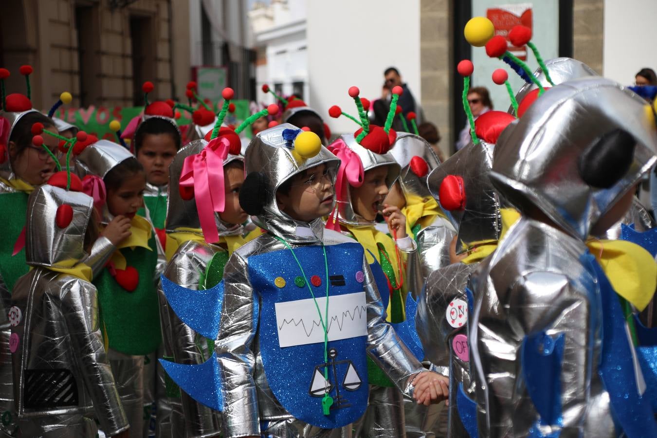 Disfrazados de payasos, exploradores, robot, personajes de Disney, diablos, animales, pintores, entre otros, centenares de niños y niñas han recorrido las calles de Jerez llenando de color y alegría todo a su alrededor, y dando comienzo, así, al Carnaval jerezano 2019.