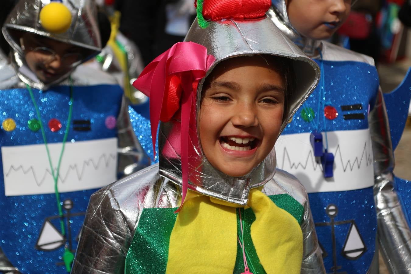Disfrazados de payasos, exploradores, robot, personajes de Disney, diablos, animales, pintores, entre otros, centenares de niños y niñas han recorrido las calles de Jerez llenando de color y alegría todo a su alrededor, y dando comienzo, así, al Carnaval jerezano 2019.