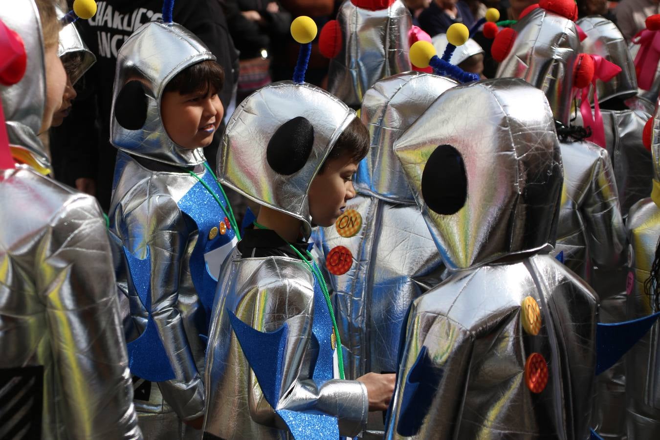 Disfrazados de payasos, exploradores, robot, personajes de Disney, diablos, animales, pintores, entre otros, centenares de niños y niñas han recorrido las calles de Jerez llenando de color y alegría todo a su alrededor, y dando comienzo, así, al Carnaval jerezano 2019.