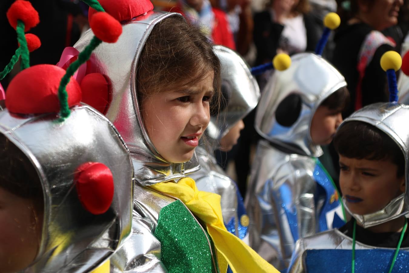 Disfrazados de payasos, exploradores, robot, personajes de Disney, diablos, animales, pintores, entre otros, centenares de niños y niñas han recorrido las calles de Jerez llenando de color y alegría todo a su alrededor, y dando comienzo, así, al Carnaval jerezano 2019.