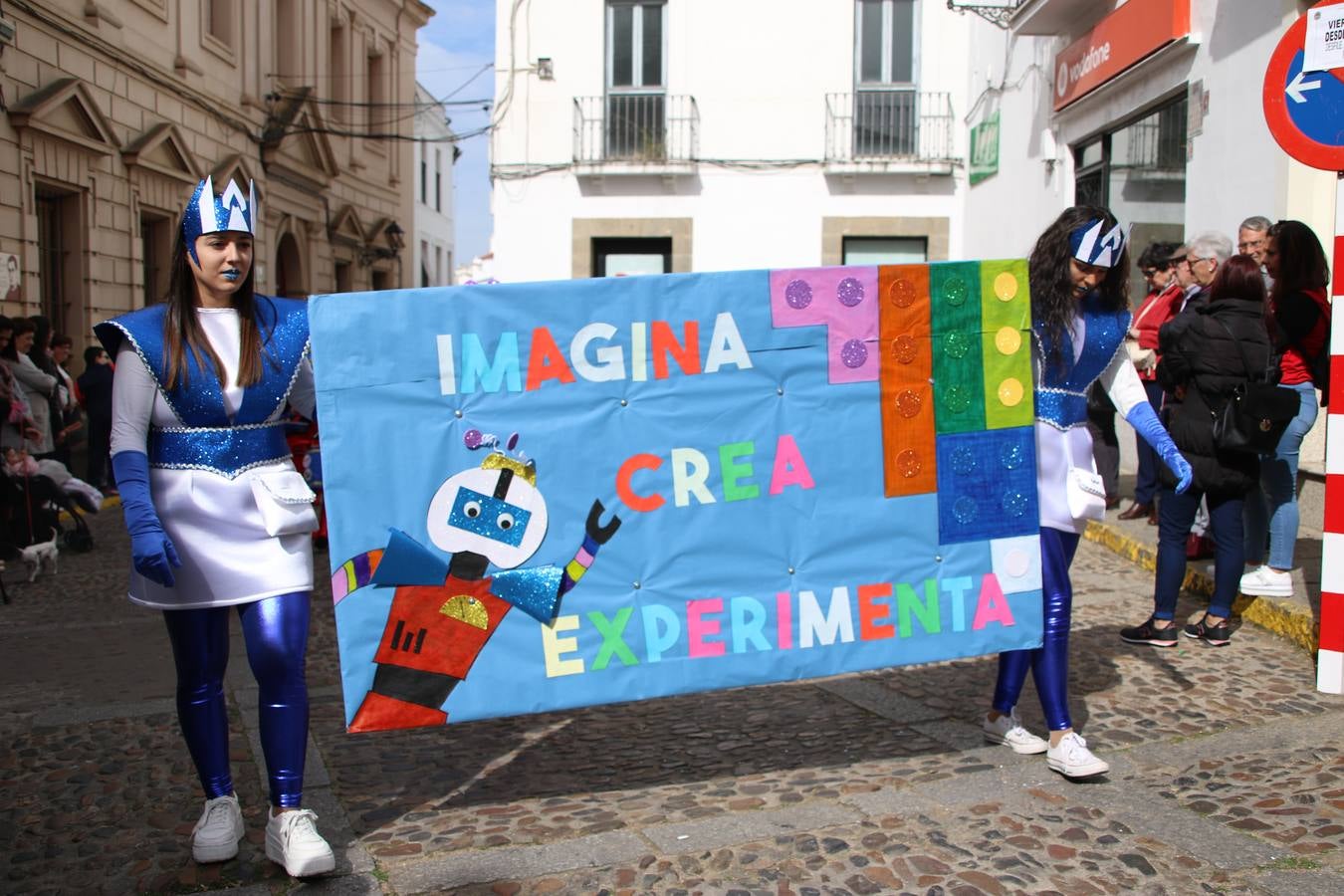Disfrazados de payasos, exploradores, robot, personajes de Disney, diablos, animales, pintores, entre otros, centenares de niños y niñas han recorrido las calles de Jerez llenando de color y alegría todo a su alrededor, y dando comienzo, así, al Carnaval jerezano 2019.