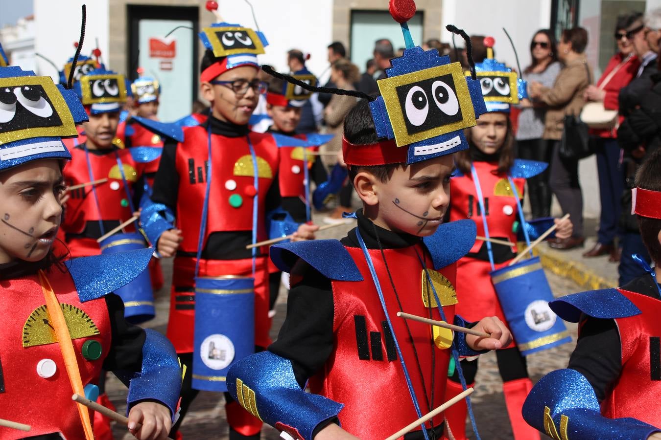Disfrazados de payasos, exploradores, robot, personajes de Disney, diablos, animales, pintores, entre otros, centenares de niños y niñas han recorrido las calles de Jerez llenando de color y alegría todo a su alrededor, y dando comienzo, así, al Carnaval jerezano 2019.