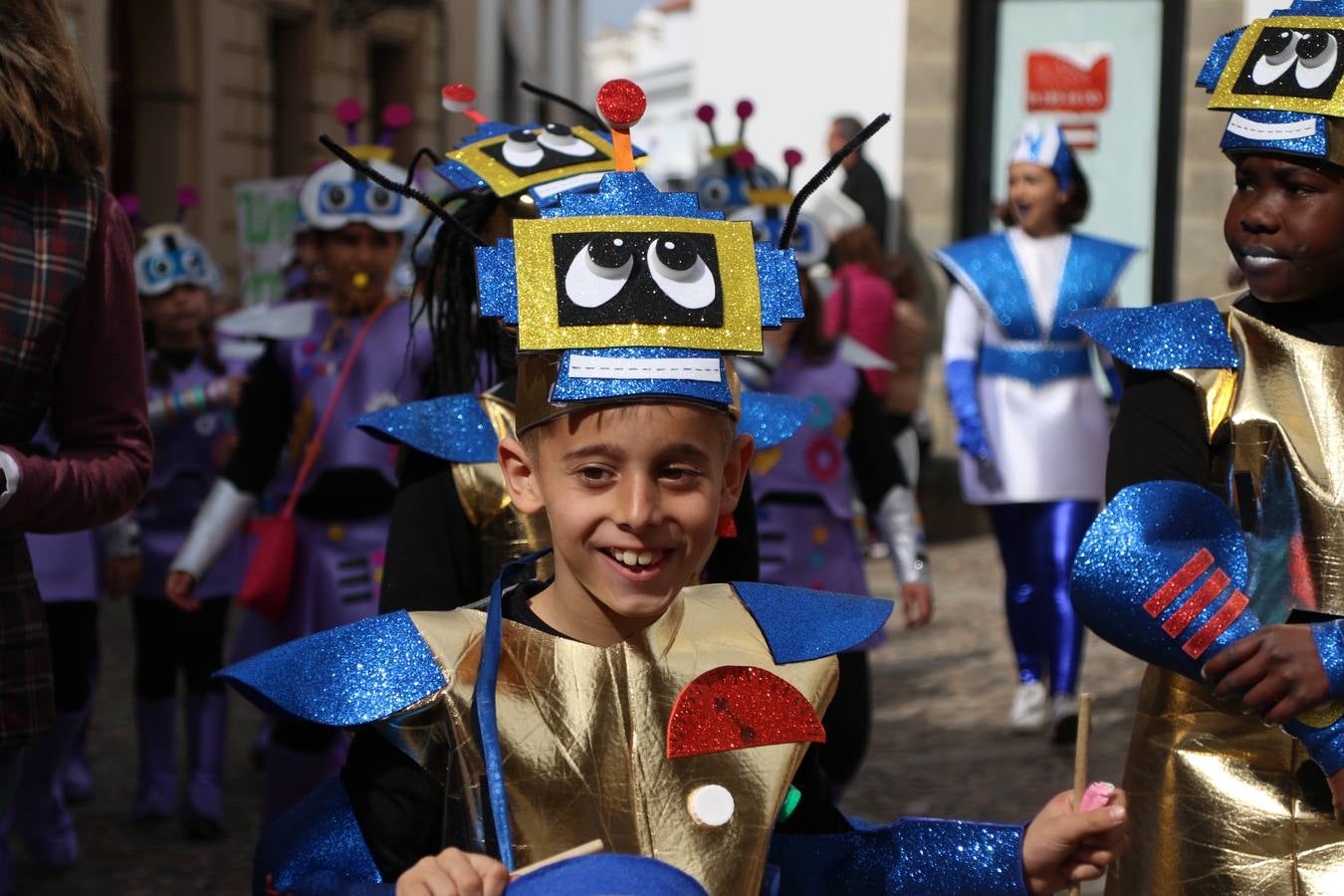 Disfrazados de payasos, exploradores, robot, personajes de Disney, diablos, animales, pintores, entre otros, centenares de niños y niñas han recorrido las calles de Jerez llenando de color y alegría todo a su alrededor, y dando comienzo, así, al Carnaval jerezano 2019.