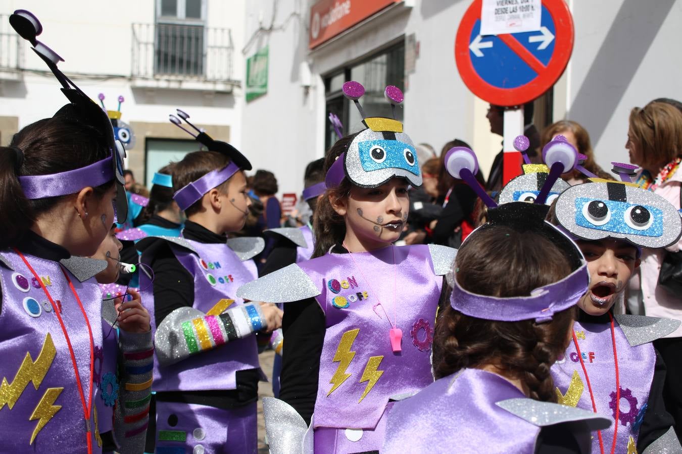 Disfrazados de payasos, exploradores, robot, personajes de Disney, diablos, animales, pintores, entre otros, centenares de niños y niñas han recorrido las calles de Jerez llenando de color y alegría todo a su alrededor, y dando comienzo, así, al Carnaval jerezano 2019.