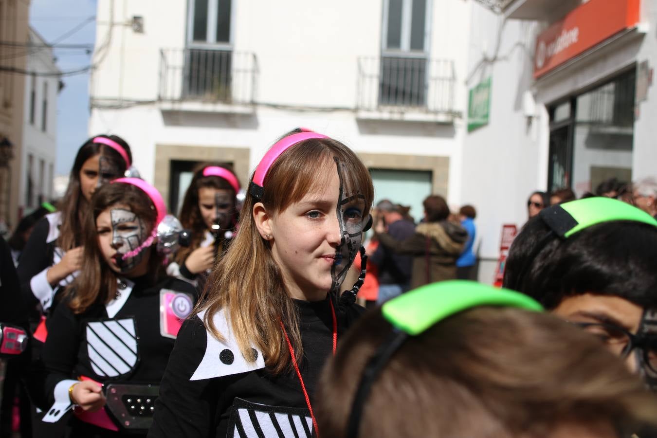 Disfrazados de payasos, exploradores, robot, personajes de Disney, diablos, animales, pintores, entre otros, centenares de niños y niñas han recorrido las calles de Jerez llenando de color y alegría todo a su alrededor, y dando comienzo, así, al Carnaval jerezano 2019.