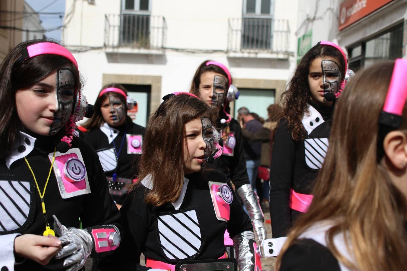 Disfrazados de payasos, exploradores, robot, personajes de Disney, diablos, animales, pintores, entre otros, centenares de niños y niñas han recorrido las calles de Jerez llenando de color y alegría todo a su alrededor, y dando comienzo, así, al Carnaval jerezano 2019.