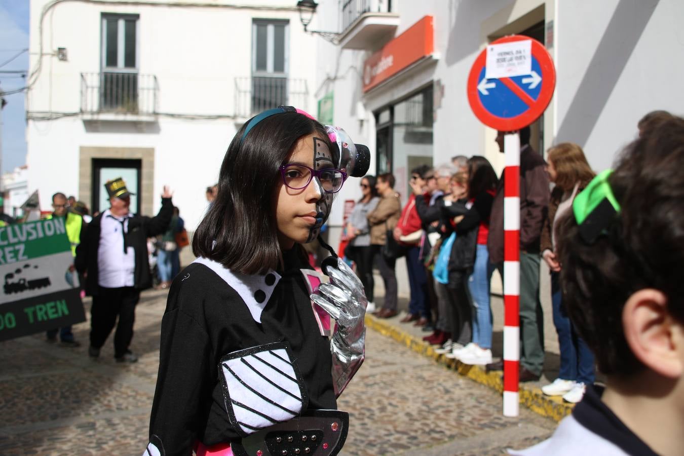 Disfrazados de payasos, exploradores, robot, personajes de Disney, diablos, animales, pintores, entre otros, centenares de niños y niñas han recorrido las calles de Jerez llenando de color y alegría todo a su alrededor, y dando comienzo, así, al Carnaval jerezano 2019.