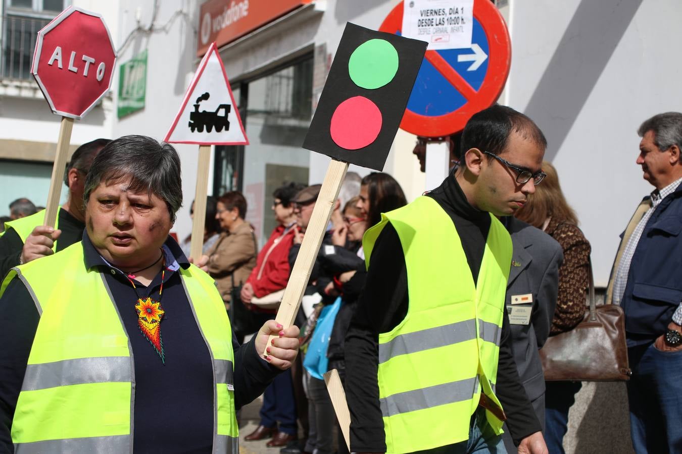 Disfrazados de payasos, exploradores, robot, personajes de Disney, diablos, animales, pintores, entre otros, centenares de niños y niñas han recorrido las calles de Jerez llenando de color y alegría todo a su alrededor, y dando comienzo, así, al Carnaval jerezano 2019.