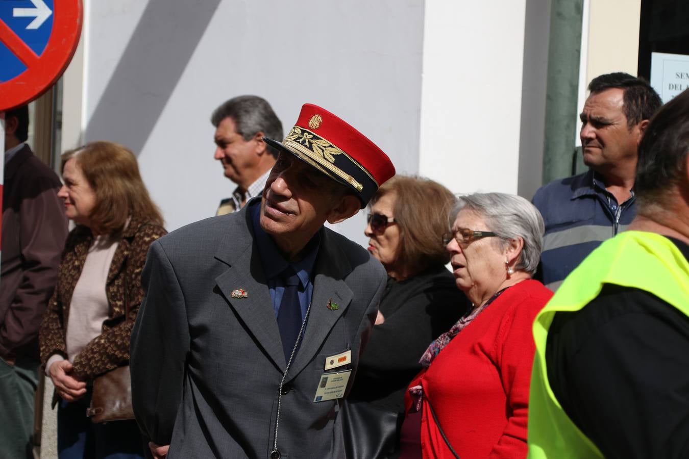 Disfrazados de payasos, exploradores, robot, personajes de Disney, diablos, animales, pintores, entre otros, centenares de niños y niñas han recorrido las calles de Jerez llenando de color y alegría todo a su alrededor, y dando comienzo, así, al Carnaval jerezano 2019.