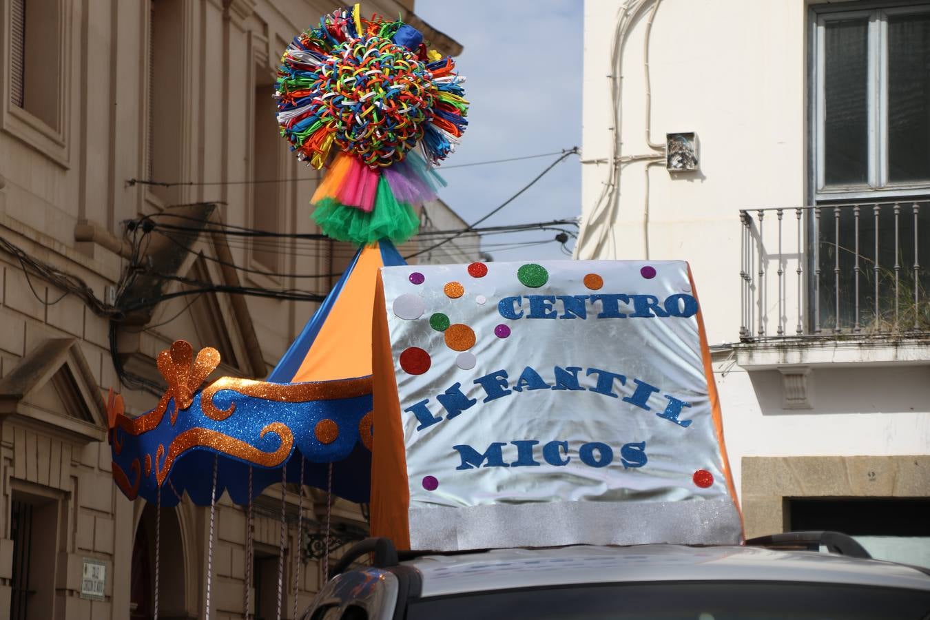 Disfrazados de payasos, exploradores, robot, personajes de Disney, diablos, animales, pintores, entre otros, centenares de niños y niñas han recorrido las calles de Jerez llenando de color y alegría todo a su alrededor, y dando comienzo, así, al Carnaval jerezano 2019.