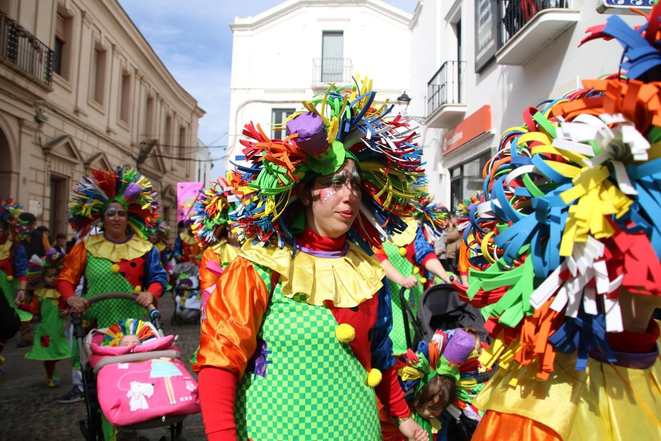 Disfrazados de payasos, exploradores, robot, personajes de Disney, diablos, animales, pintores, entre otros, centenares de niños y niñas han recorrido las calles de Jerez llenando de color y alegría todo a su alrededor, y dando comienzo, así, al Carnaval jerezano 2019.