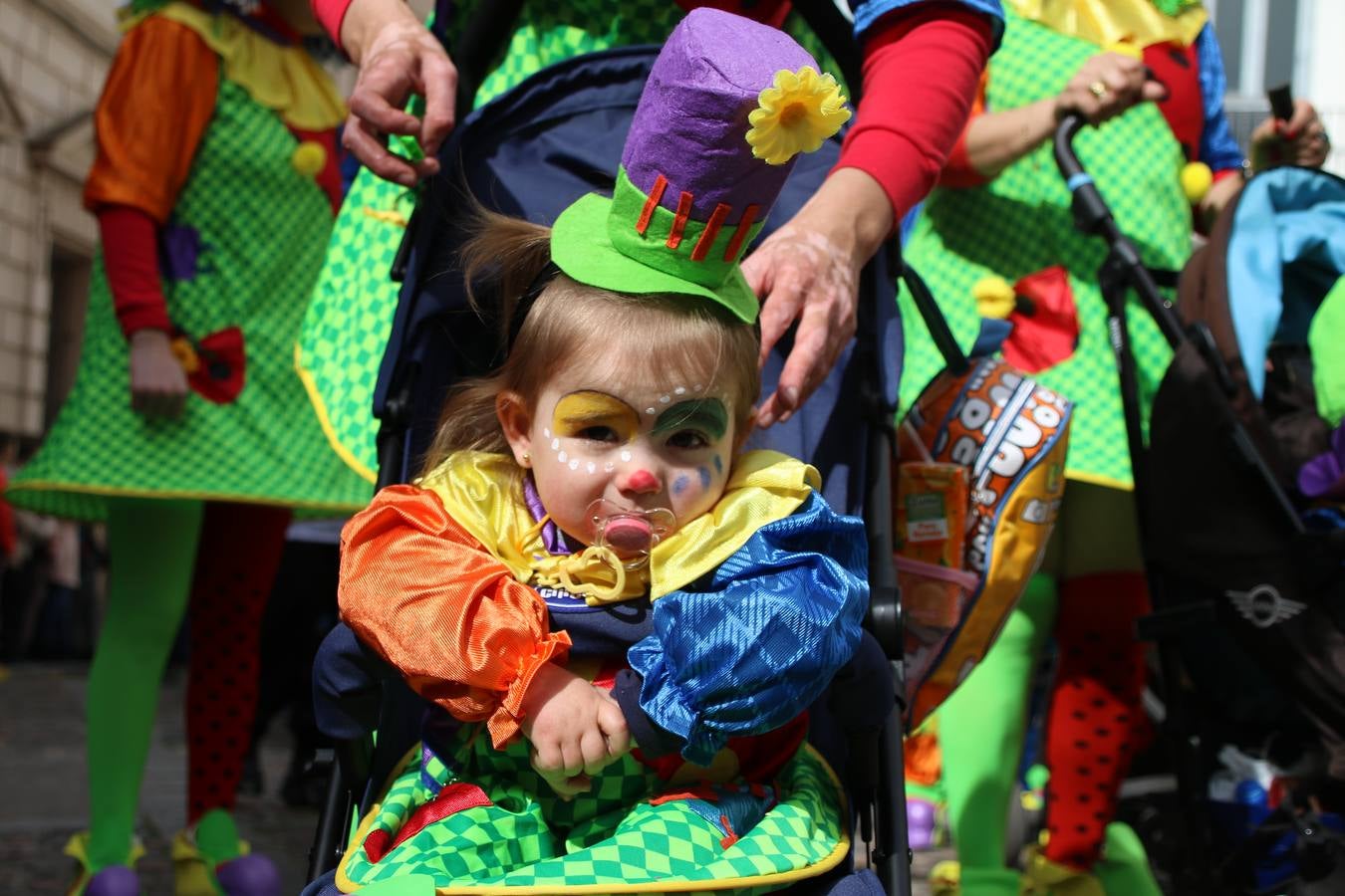 Disfrazados de payasos, exploradores, robot, personajes de Disney, diablos, animales, pintores, entre otros, centenares de niños y niñas han recorrido las calles de Jerez llenando de color y alegría todo a su alrededor, y dando comienzo, así, al Carnaval jerezano 2019.