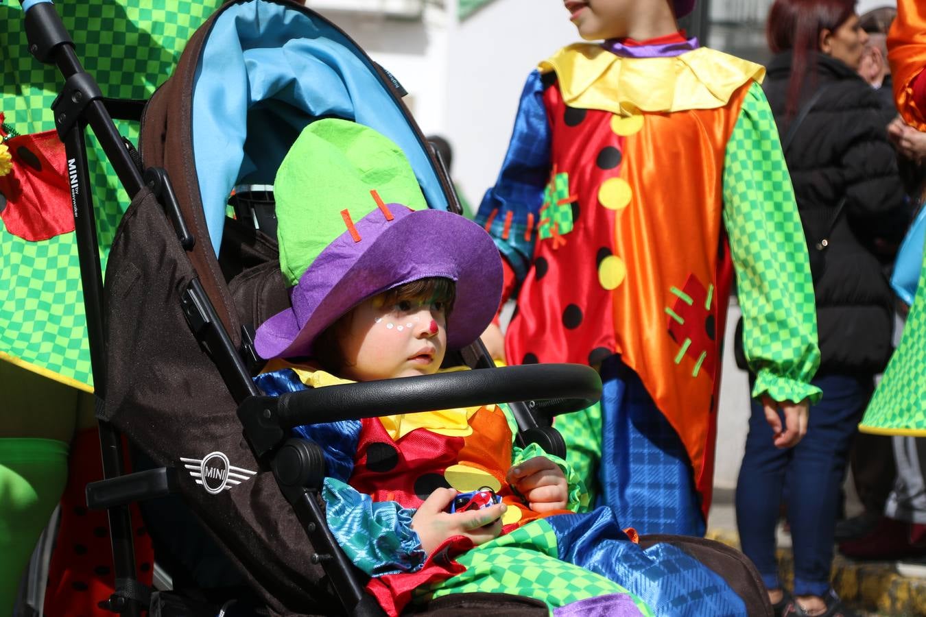 Disfrazados de payasos, exploradores, robot, personajes de Disney, diablos, animales, pintores, entre otros, centenares de niños y niñas han recorrido las calles de Jerez llenando de color y alegría todo a su alrededor, y dando comienzo, así, al Carnaval jerezano 2019.