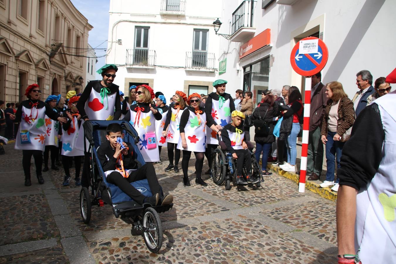 Disfrazados de payasos, exploradores, robot, personajes de Disney, diablos, animales, pintores, entre otros, centenares de niños y niñas han recorrido las calles de Jerez llenando de color y alegría todo a su alrededor, y dando comienzo, así, al Carnaval jerezano 2019.