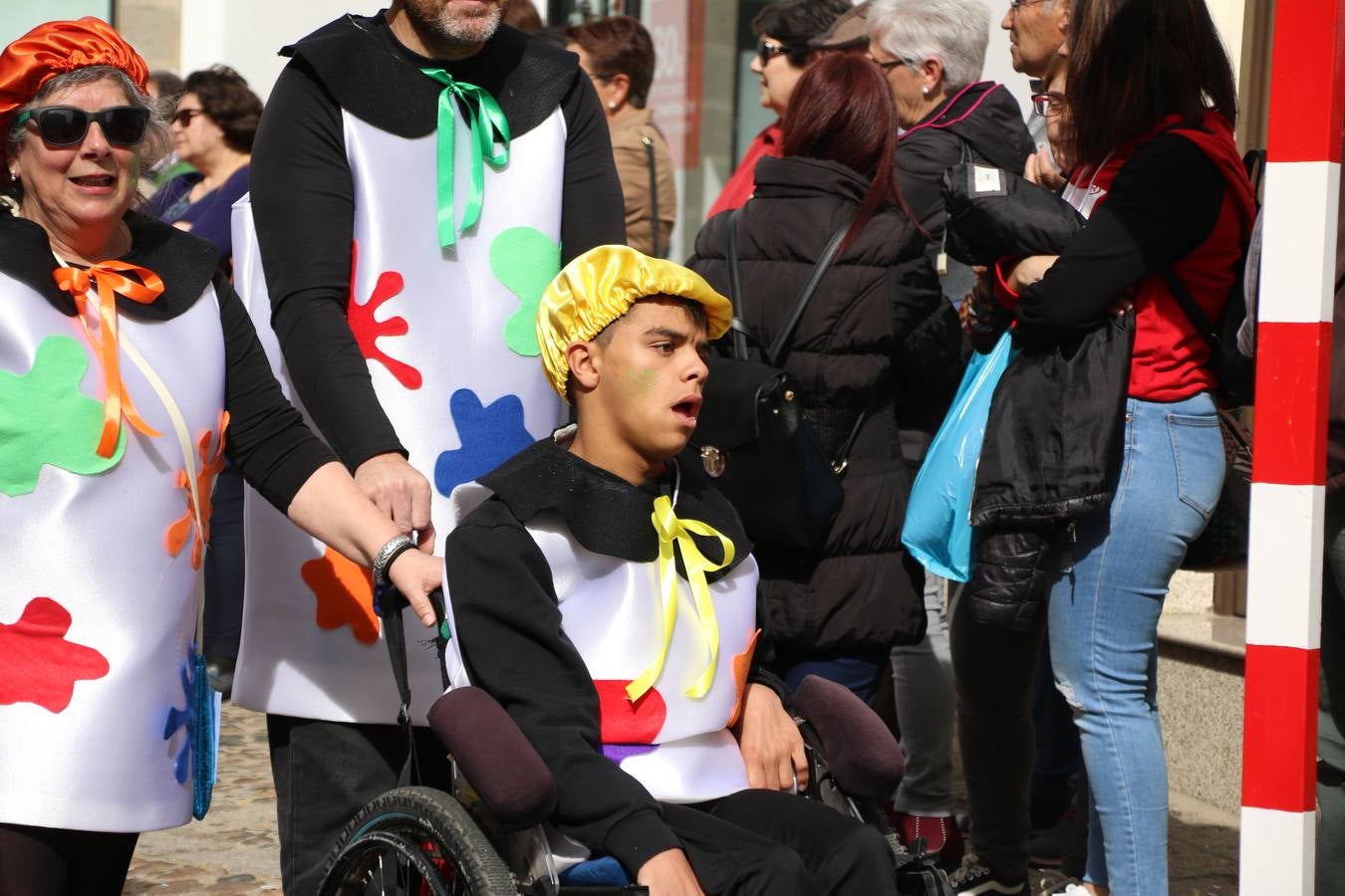 Disfrazados de payasos, exploradores, robot, personajes de Disney, diablos, animales, pintores, entre otros, centenares de niños y niñas han recorrido las calles de Jerez llenando de color y alegría todo a su alrededor, y dando comienzo, así, al Carnaval jerezano 2019.