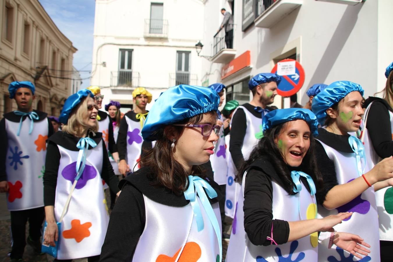 Disfrazados de payasos, exploradores, robot, personajes de Disney, diablos, animales, pintores, entre otros, centenares de niños y niñas han recorrido las calles de Jerez llenando de color y alegría todo a su alrededor, y dando comienzo, así, al Carnaval jerezano 2019.