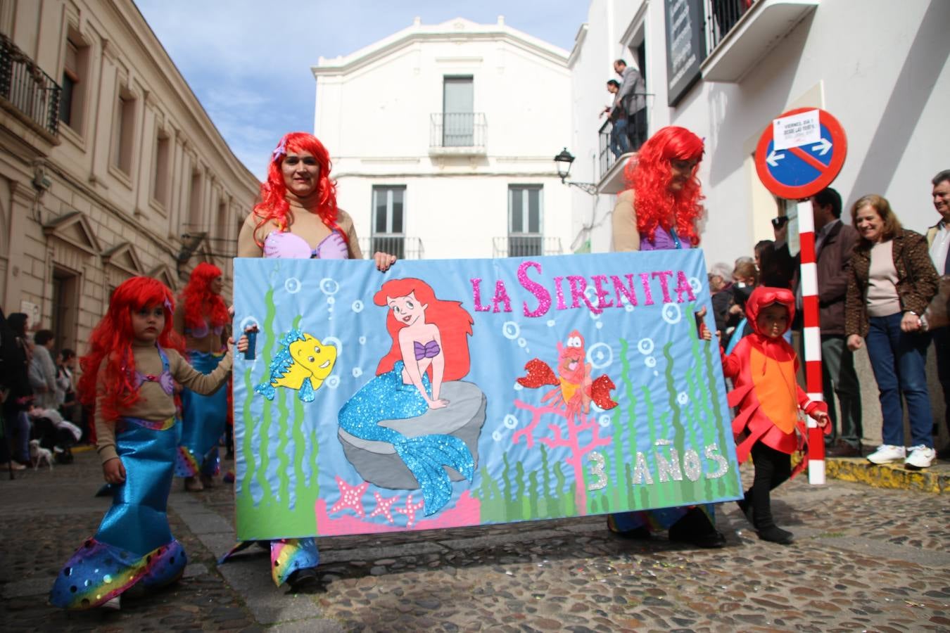 Disfrazados de payasos, exploradores, robot, personajes de Disney, diablos, animales, pintores, entre otros, centenares de niños y niñas han recorrido las calles de Jerez llenando de color y alegría todo a su alrededor, y dando comienzo, así, al Carnaval jerezano 2019.