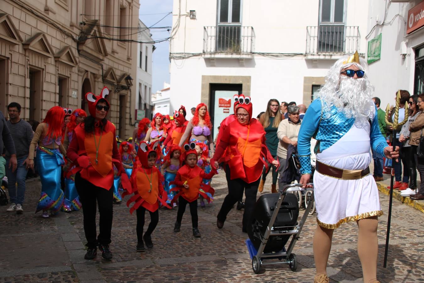 Disfrazados de payasos, exploradores, robot, personajes de Disney, diablos, animales, pintores, entre otros, centenares de niños y niñas han recorrido las calles de Jerez llenando de color y alegría todo a su alrededor, y dando comienzo, así, al Carnaval jerezano 2019.