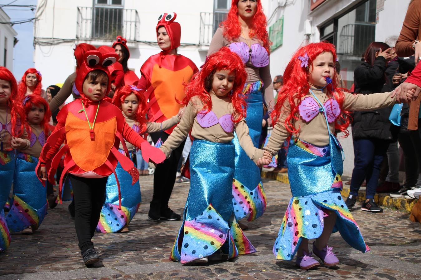 Disfrazados de payasos, exploradores, robot, personajes de Disney, diablos, animales, pintores, entre otros, centenares de niños y niñas han recorrido las calles de Jerez llenando de color y alegría todo a su alrededor, y dando comienzo, así, al Carnaval jerezano 2019.