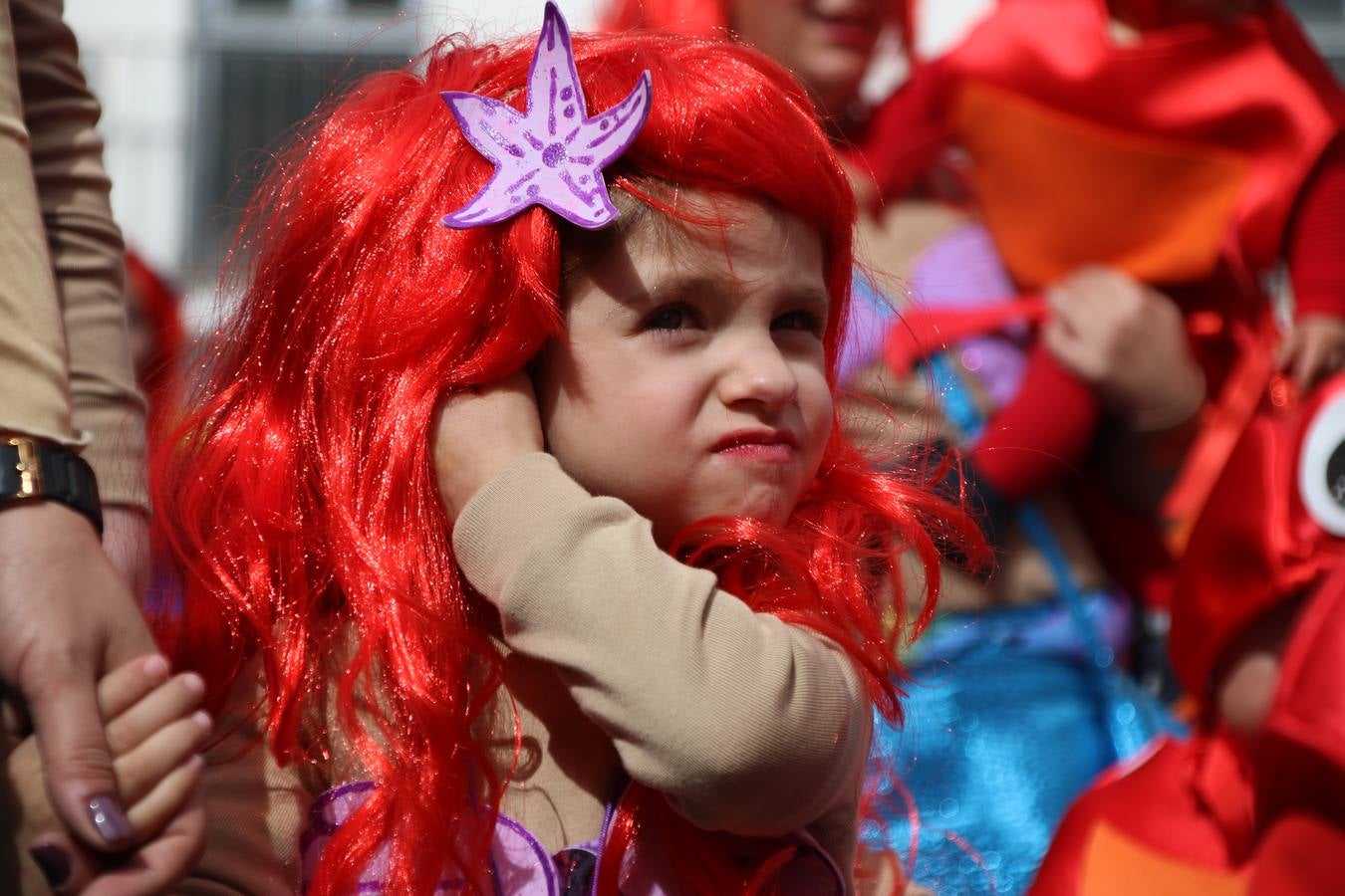 Disfrazados de payasos, exploradores, robot, personajes de Disney, diablos, animales, pintores, entre otros, centenares de niños y niñas han recorrido las calles de Jerez llenando de color y alegría todo a su alrededor, y dando comienzo, así, al Carnaval jerezano 2019.