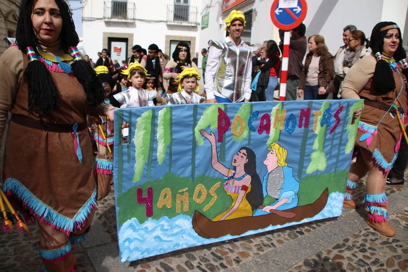 Disfrazados de payasos, exploradores, robot, personajes de Disney, diablos, animales, pintores, entre otros, centenares de niños y niñas han recorrido las calles de Jerez llenando de color y alegría todo a su alrededor, y dando comienzo, así, al Carnaval jerezano 2019.