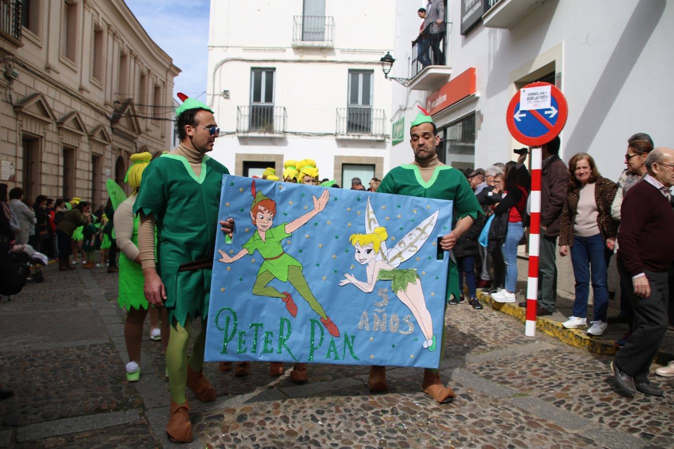 Disfrazados de payasos, exploradores, robot, personajes de Disney, diablos, animales, pintores, entre otros, centenares de niños y niñas han recorrido las calles de Jerez llenando de color y alegría todo a su alrededor, y dando comienzo, así, al Carnaval jerezano 2019.