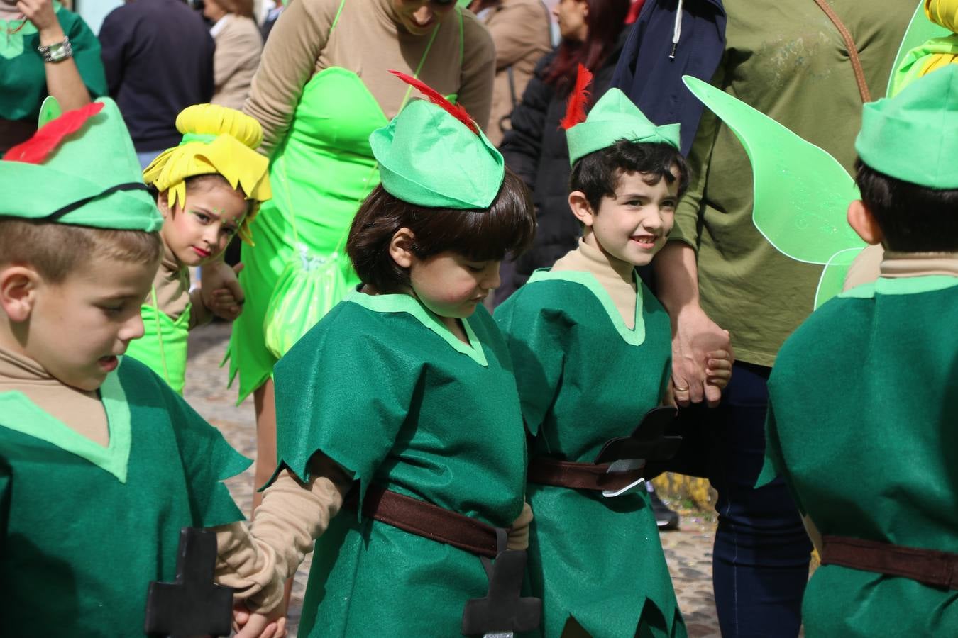 Disfrazados de payasos, exploradores, robot, personajes de Disney, diablos, animales, pintores, entre otros, centenares de niños y niñas han recorrido las calles de Jerez llenando de color y alegría todo a su alrededor, y dando comienzo, así, al Carnaval jerezano 2019.