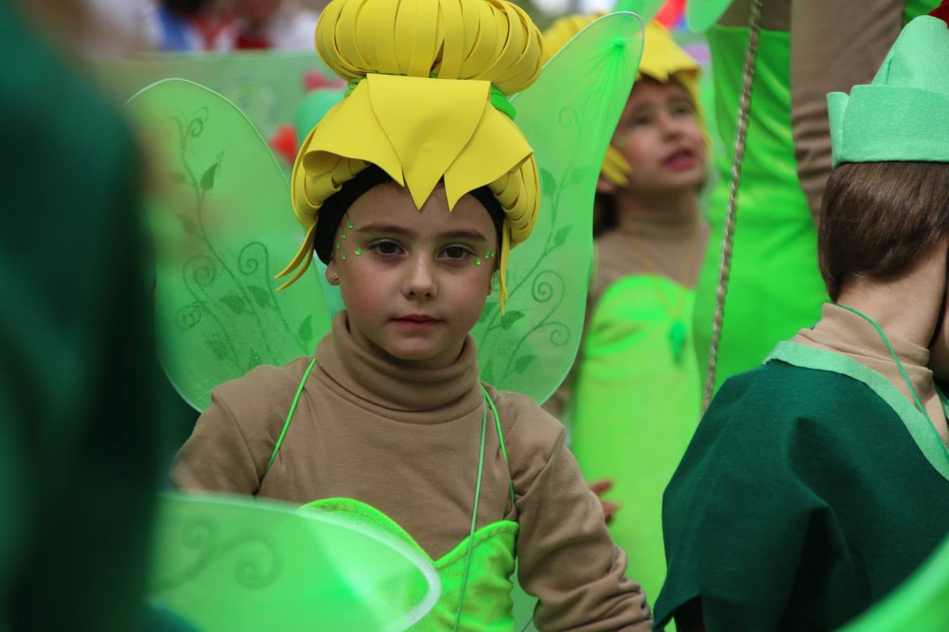 Disfrazados de payasos, exploradores, robot, personajes de Disney, diablos, animales, pintores, entre otros, centenares de niños y niñas han recorrido las calles de Jerez llenando de color y alegría todo a su alrededor, y dando comienzo, así, al Carnaval jerezano 2019.
