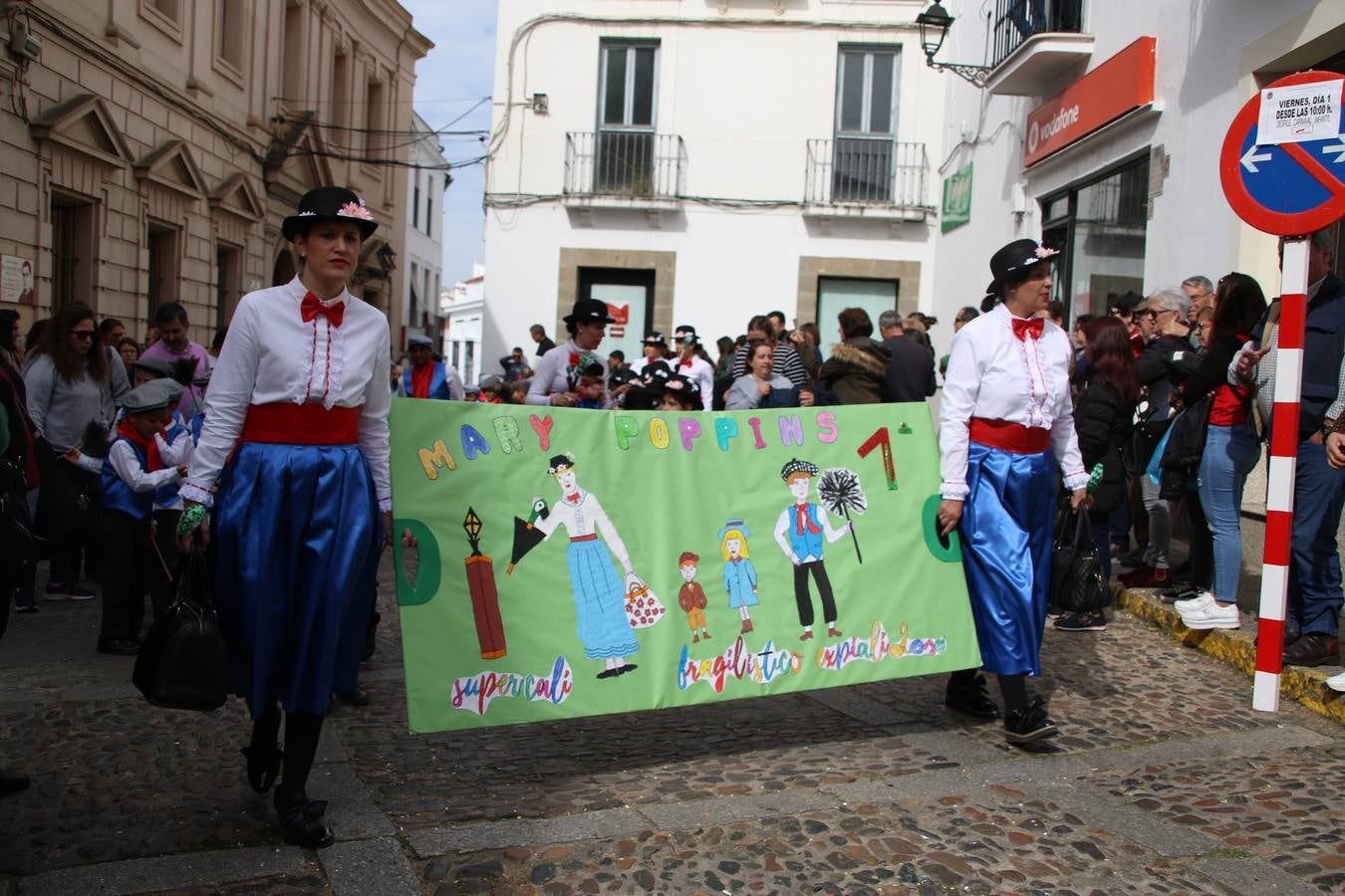 Disfrazados de payasos, exploradores, robot, personajes de Disney, diablos, animales, pintores, entre otros, centenares de niños y niñas han recorrido las calles de Jerez llenando de color y alegría todo a su alrededor, y dando comienzo, así, al Carnaval jerezano 2019.