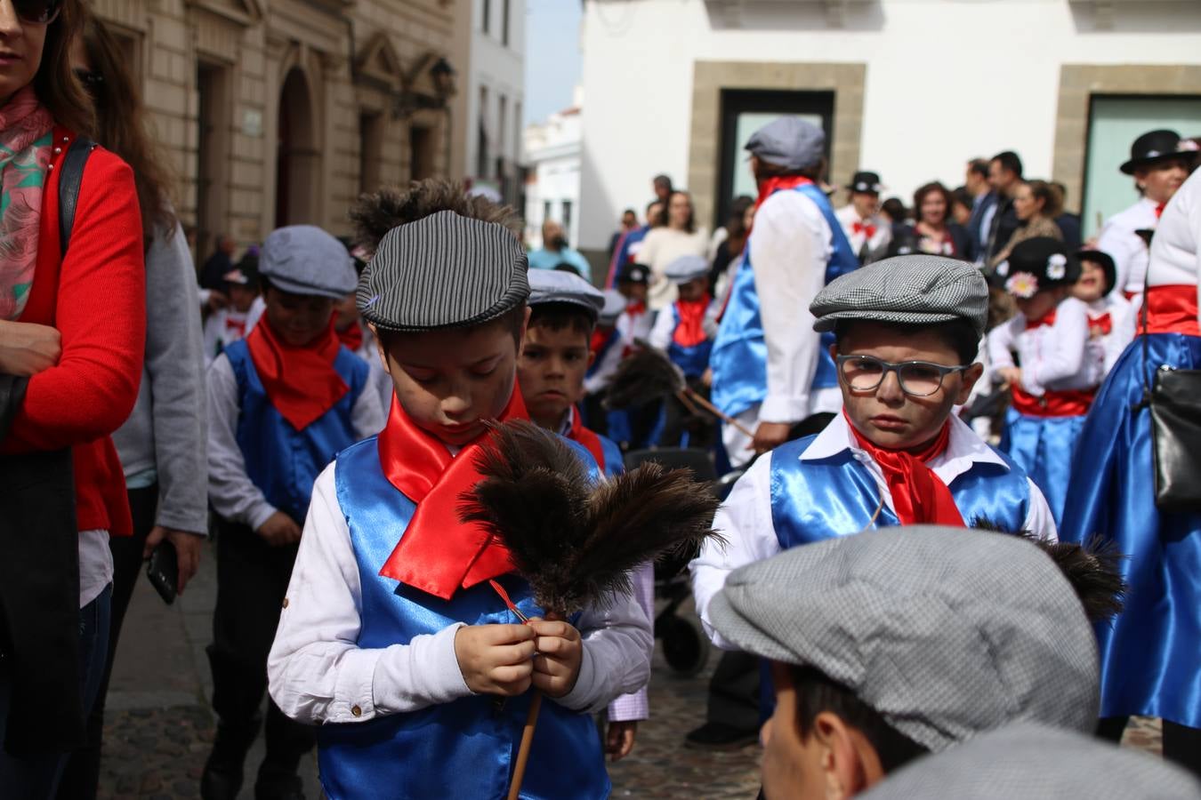 Disfrazados de payasos, exploradores, robot, personajes de Disney, diablos, animales, pintores, entre otros, centenares de niños y niñas han recorrido las calles de Jerez llenando de color y alegría todo a su alrededor, y dando comienzo, así, al Carnaval jerezano 2019.