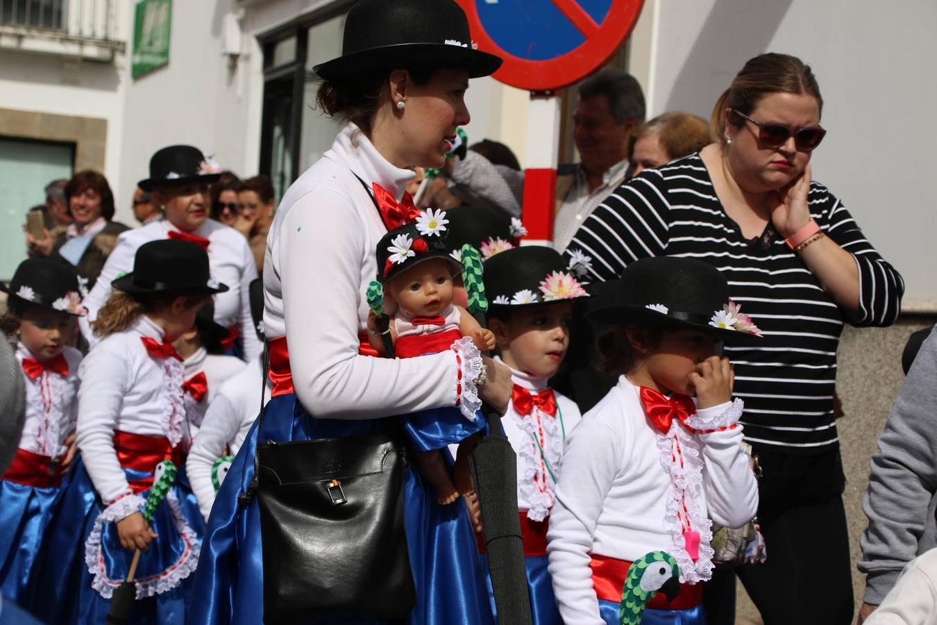 Disfrazados de payasos, exploradores, robot, personajes de Disney, diablos, animales, pintores, entre otros, centenares de niños y niñas han recorrido las calles de Jerez llenando de color y alegría todo a su alrededor, y dando comienzo, así, al Carnaval jerezano 2019.