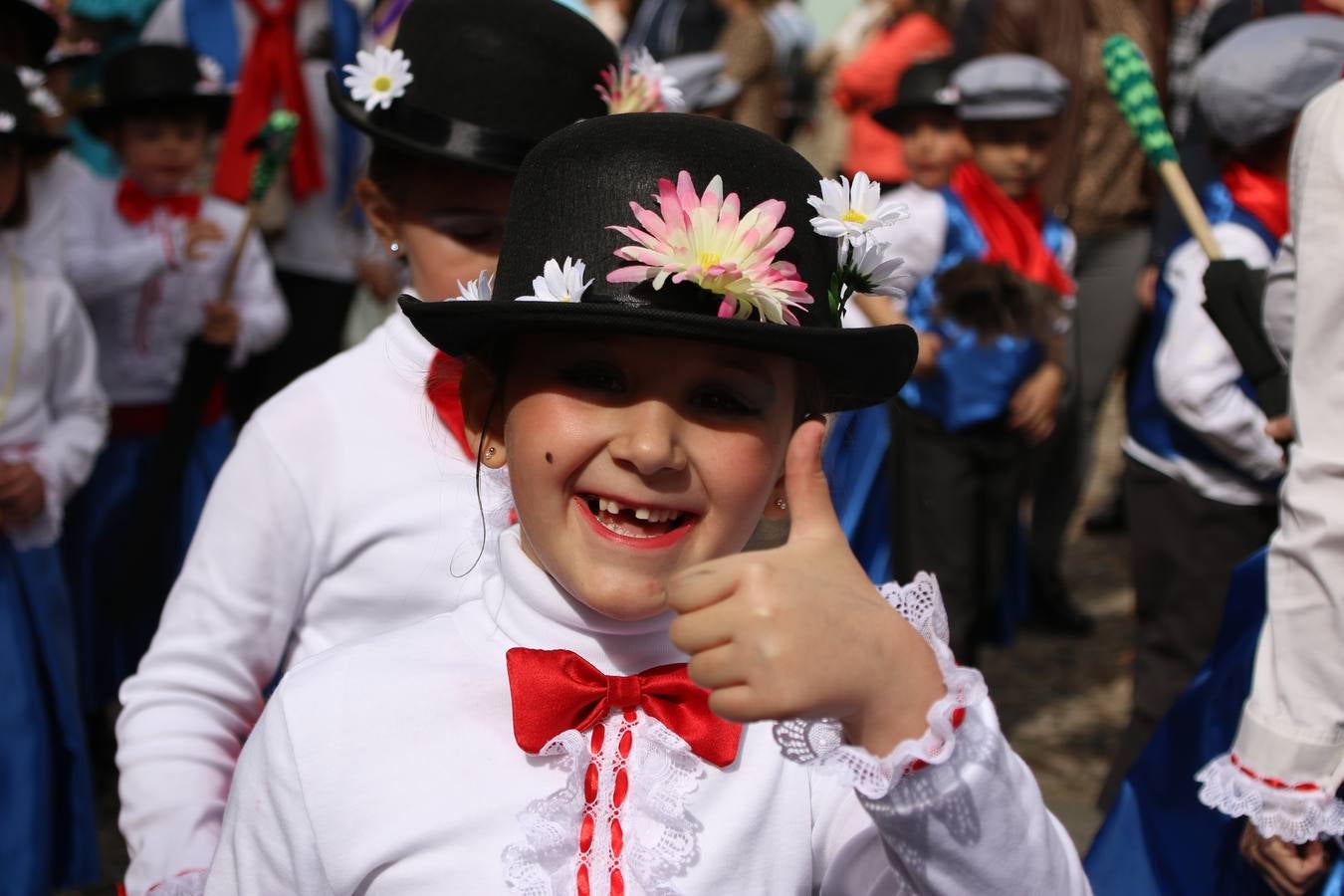 Disfrazados de payasos, exploradores, robot, personajes de Disney, diablos, animales, pintores, entre otros, centenares de niños y niñas han recorrido las calles de Jerez llenando de color y alegría todo a su alrededor, y dando comienzo, así, al Carnaval jerezano 2019.