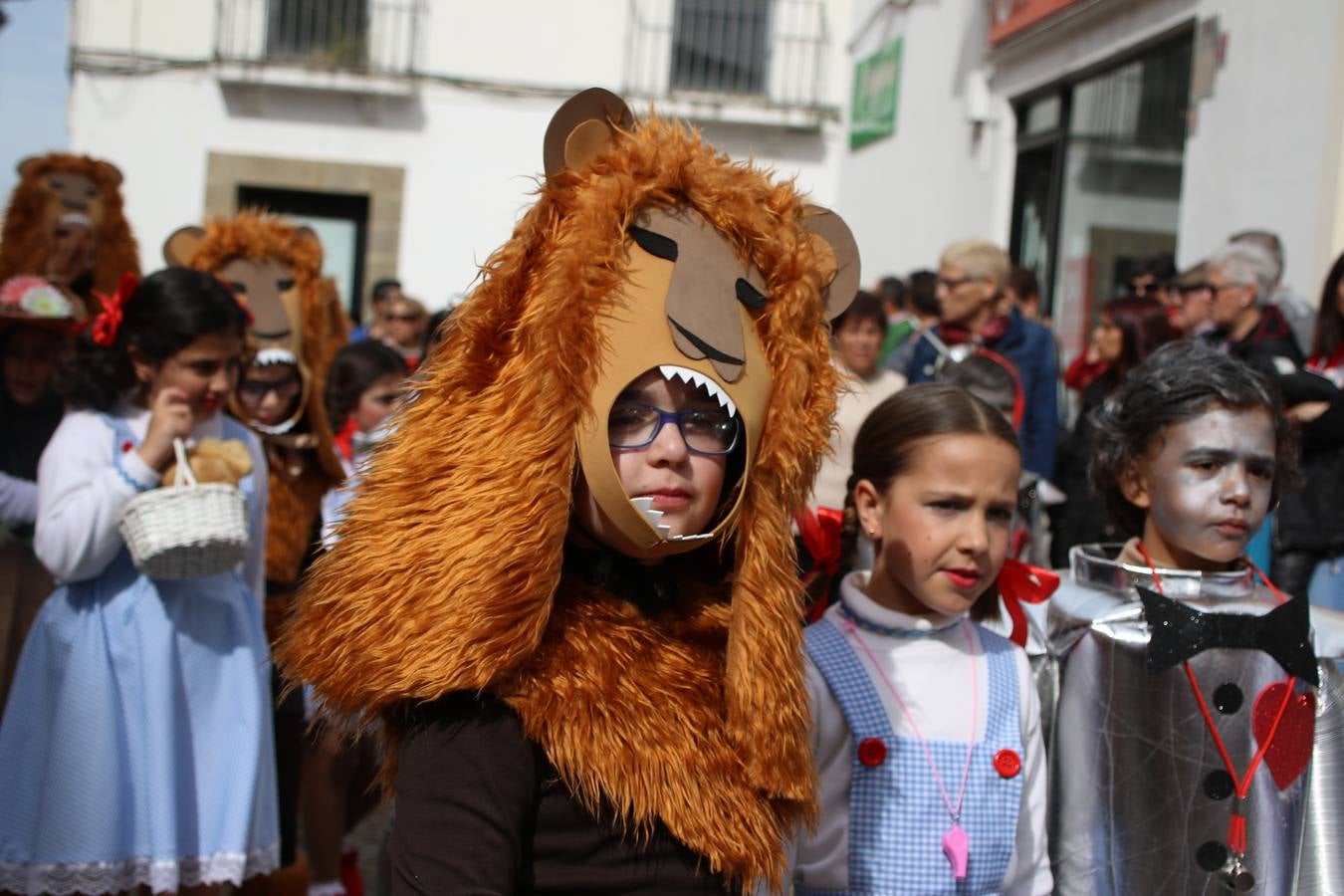 Disfrazados de payasos, exploradores, robot, personajes de Disney, diablos, animales, pintores, entre otros, centenares de niños y niñas han recorrido las calles de Jerez llenando de color y alegría todo a su alrededor, y dando comienzo, así, al Carnaval jerezano 2019.