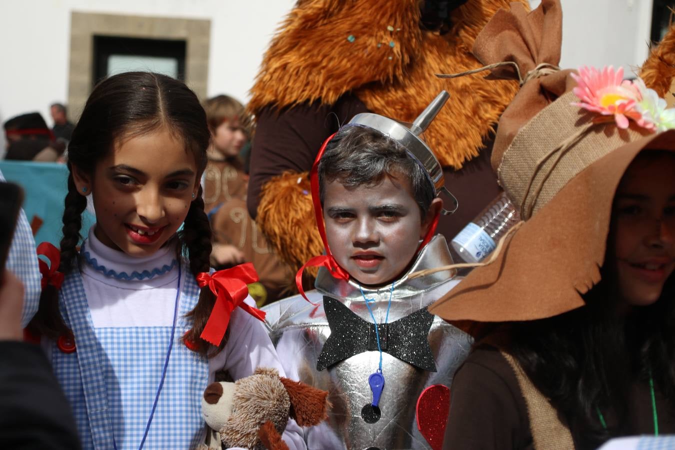 Disfrazados de payasos, exploradores, robot, personajes de Disney, diablos, animales, pintores, entre otros, centenares de niños y niñas han recorrido las calles de Jerez llenando de color y alegría todo a su alrededor, y dando comienzo, así, al Carnaval jerezano 2019.