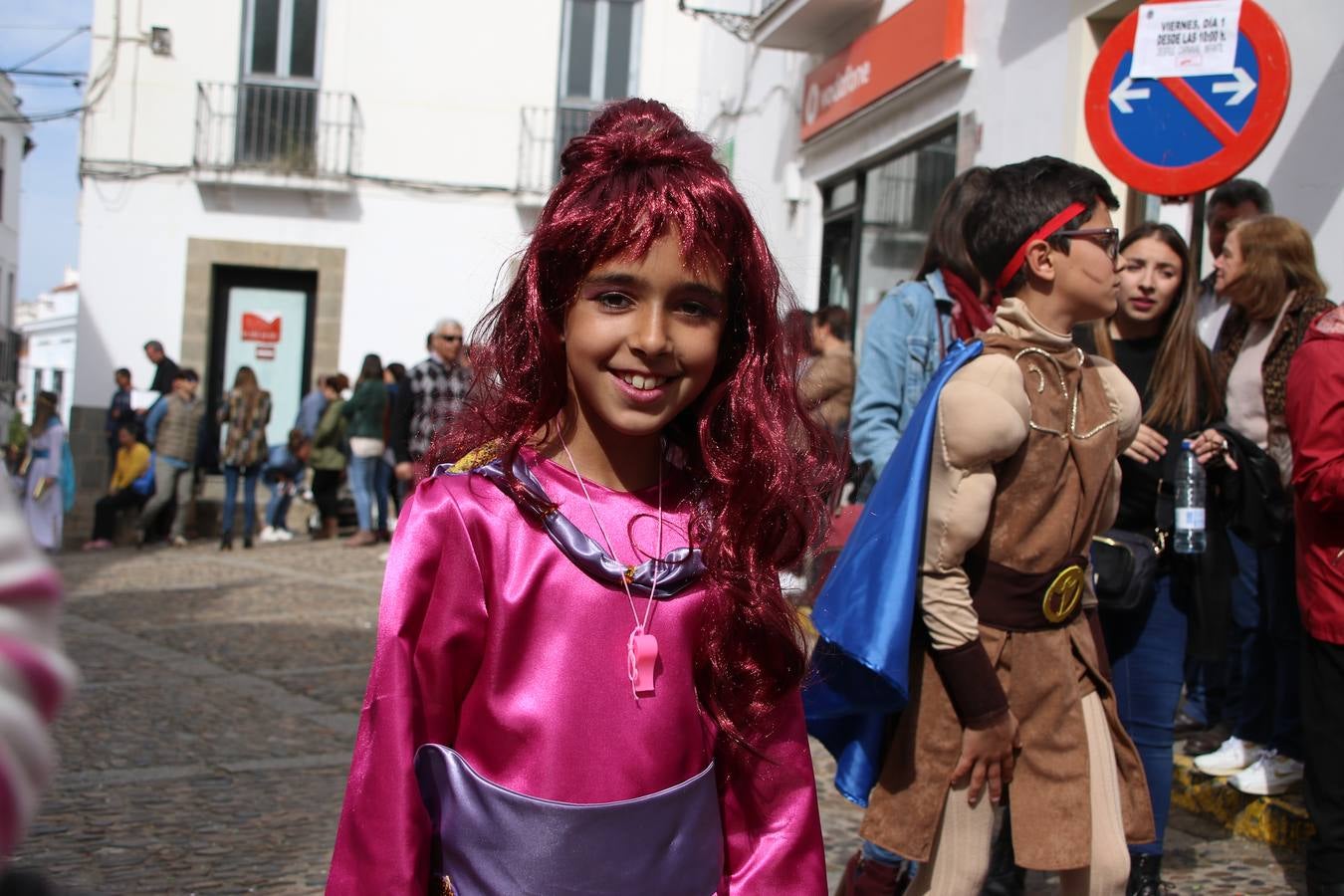 Disfrazados de payasos, exploradores, robot, personajes de Disney, diablos, animales, pintores, entre otros, centenares de niños y niñas han recorrido las calles de Jerez llenando de color y alegría todo a su alrededor, y dando comienzo, así, al Carnaval jerezano 2019.