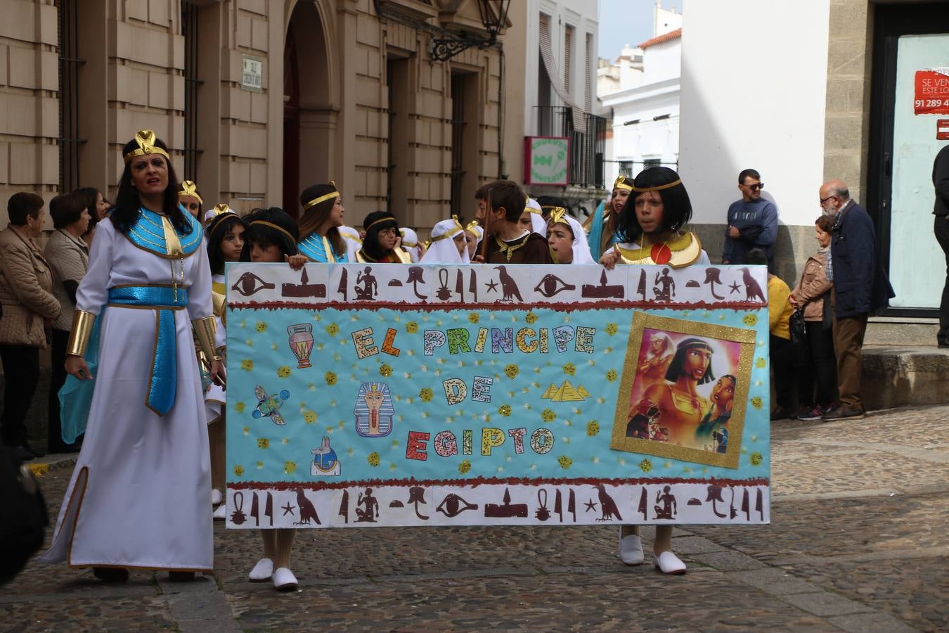 Disfrazados de payasos, exploradores, robot, personajes de Disney, diablos, animales, pintores, entre otros, centenares de niños y niñas han recorrido las calles de Jerez llenando de color y alegría todo a su alrededor, y dando comienzo, así, al Carnaval jerezano 2019.