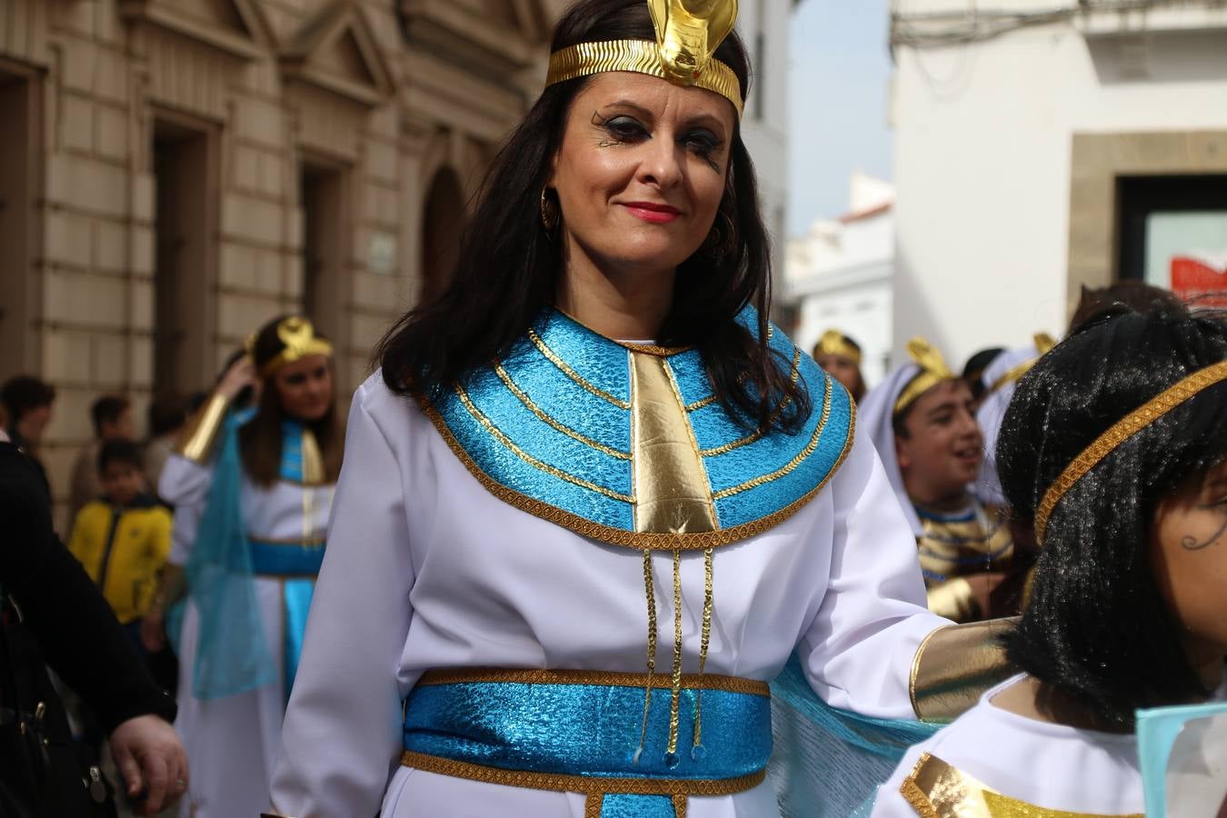 Disfrazados de payasos, exploradores, robot, personajes de Disney, diablos, animales, pintores, entre otros, centenares de niños y niñas han recorrido las calles de Jerez llenando de color y alegría todo a su alrededor, y dando comienzo, así, al Carnaval jerezano 2019.