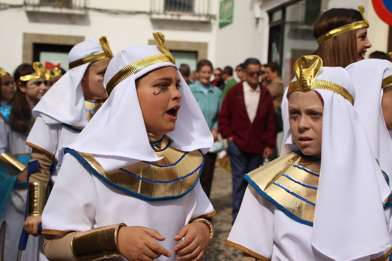 Disfrazados de payasos, exploradores, robot, personajes de Disney, diablos, animales, pintores, entre otros, centenares de niños y niñas han recorrido las calles de Jerez llenando de color y alegría todo a su alrededor, y dando comienzo, así, al Carnaval jerezano 2019.