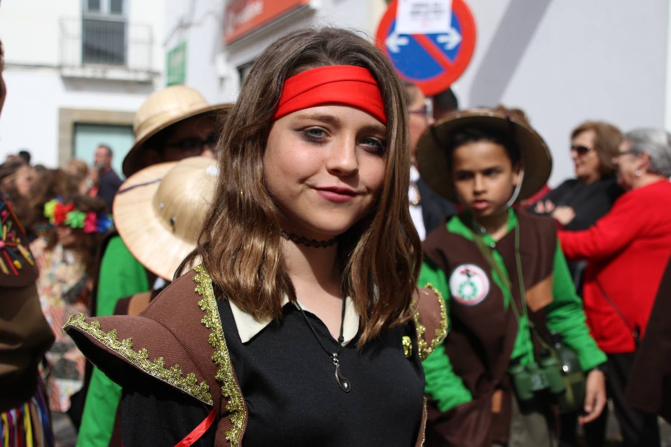 Disfrazados de payasos, exploradores, robot, personajes de Disney, diablos, animales, pintores, entre otros, centenares de niños y niñas han recorrido las calles de Jerez llenando de color y alegría todo a su alrededor, y dando comienzo, así, al Carnaval jerezano 2019.