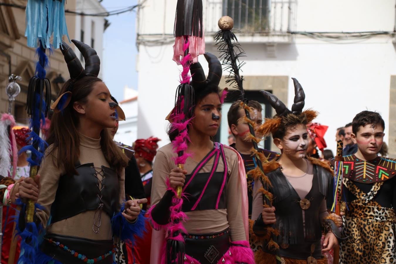 Disfrazados de payasos, exploradores, robot, personajes de Disney, diablos, animales, pintores, entre otros, centenares de niños y niñas han recorrido las calles de Jerez llenando de color y alegría todo a su alrededor, y dando comienzo, así, al Carnaval jerezano 2019.