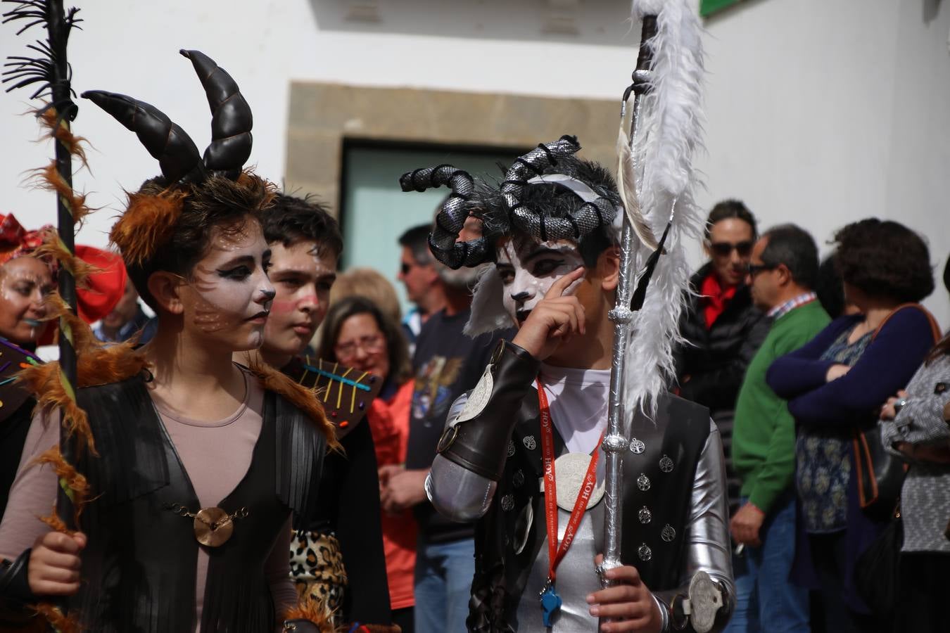 Disfrazados de payasos, exploradores, robot, personajes de Disney, diablos, animales, pintores, entre otros, centenares de niños y niñas han recorrido las calles de Jerez llenando de color y alegría todo a su alrededor, y dando comienzo, así, al Carnaval jerezano 2019.