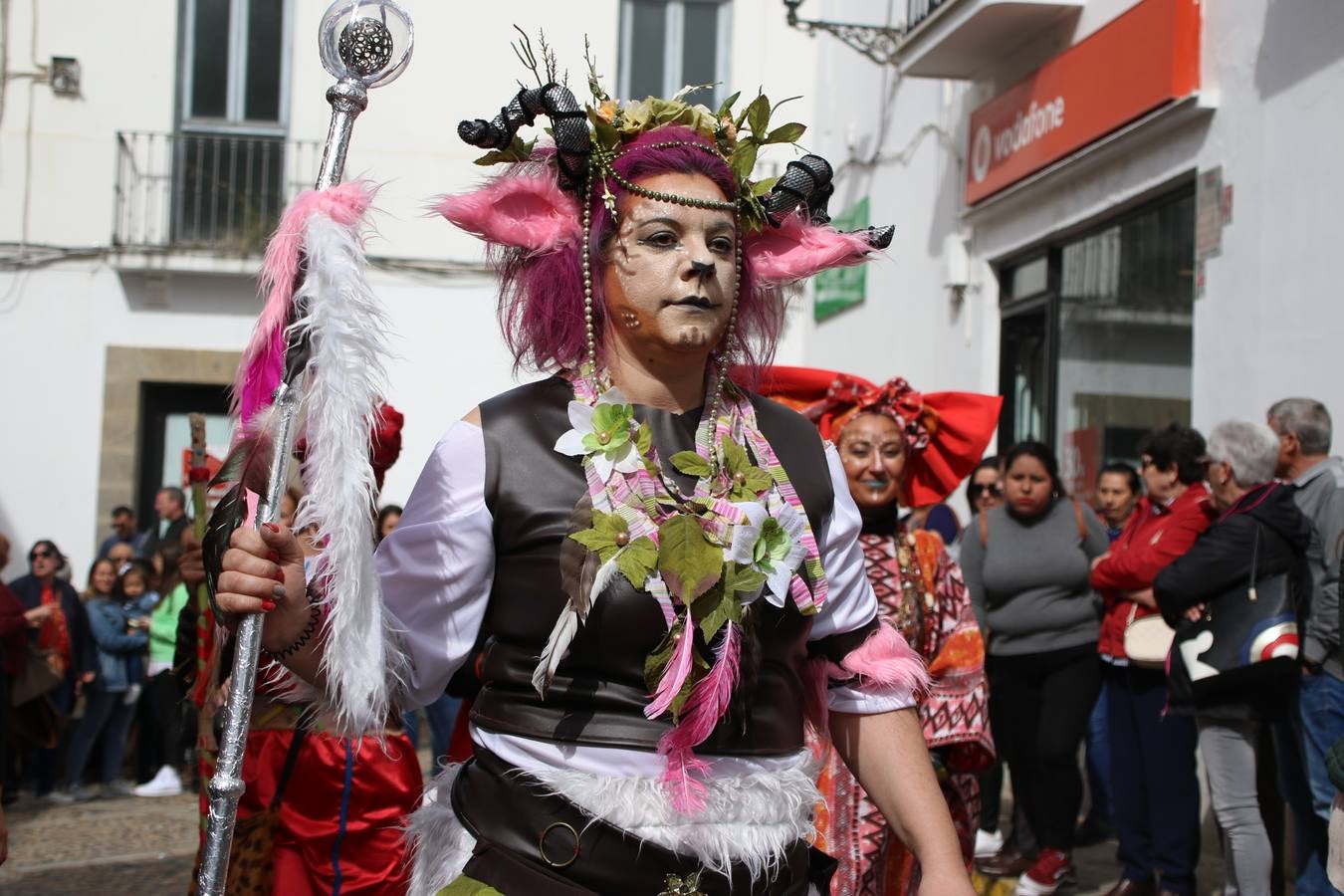 Disfrazados de payasos, exploradores, robot, personajes de Disney, diablos, animales, pintores, entre otros, centenares de niños y niñas han recorrido las calles de Jerez llenando de color y alegría todo a su alrededor, y dando comienzo, así, al Carnaval jerezano 2019.