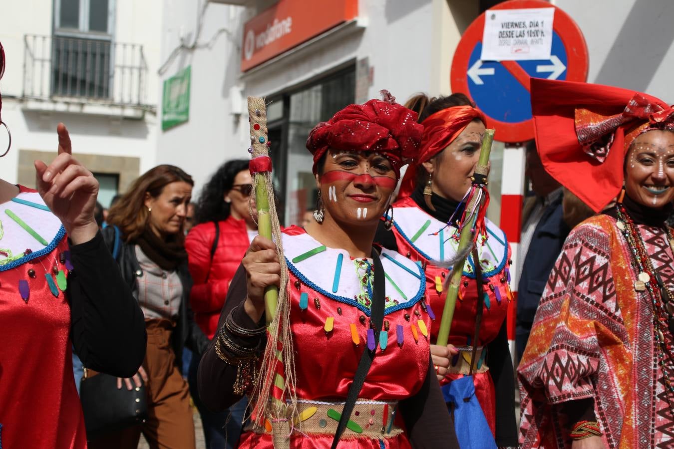 Disfrazados de payasos, exploradores, robot, personajes de Disney, diablos, animales, pintores, entre otros, centenares de niños y niñas han recorrido las calles de Jerez llenando de color y alegría todo a su alrededor, y dando comienzo, así, al Carnaval jerezano 2019.