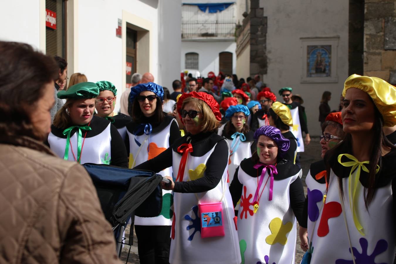 Disfrazados de payasos, exploradores, robot, personajes de Disney, diablos, animales, pintores, entre otros, centenares de niños y niñas han recorrido las calles de Jerez llenando de color y alegría todo a su alrededor, y dando comienzo, así, al Carnaval jerezano 2019.